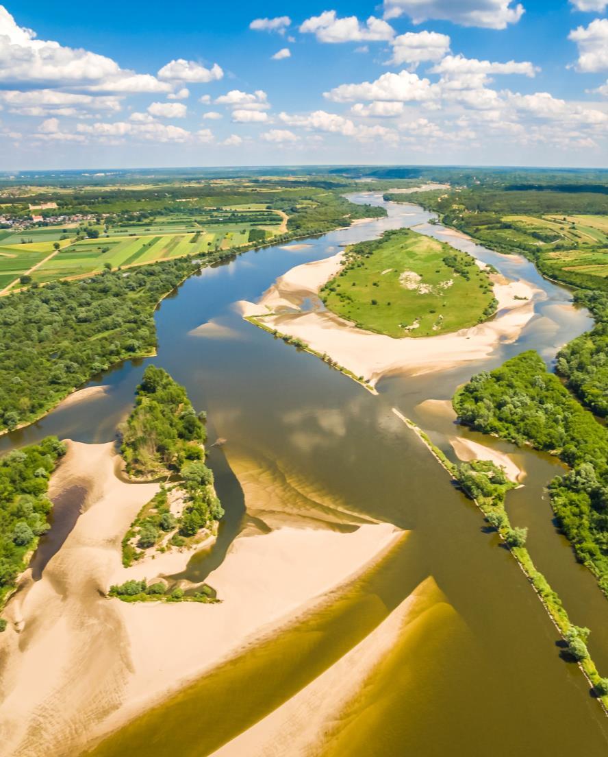 WPROWADZENIE W Polsce od zawsze występowały ekstremalne zjawiska meteorologiczne i hydrologiczne. W ostatnich latach zwiększyła się częstość ich występowania.