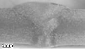 a) b) Rys. 1. Przekrój spawanych elementów aluminiowych o grubości a) 4 mm i b) 1 mm. Traw. 0,5% HF. Źródło: opracowanie własne.