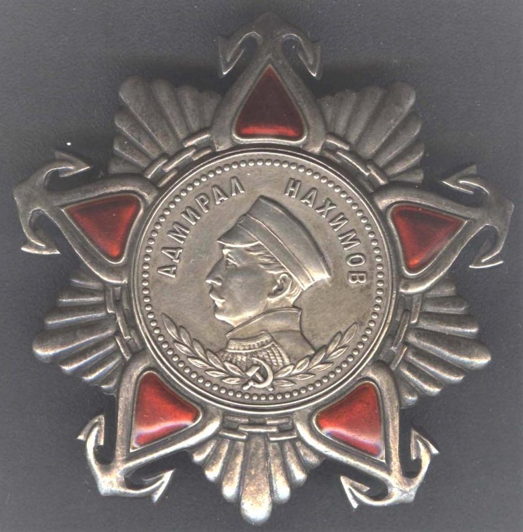 Order Nachimowa II st. został wykonany w całości ze srebra. Zamiast rubinów wykorzystano gorącą emalię.