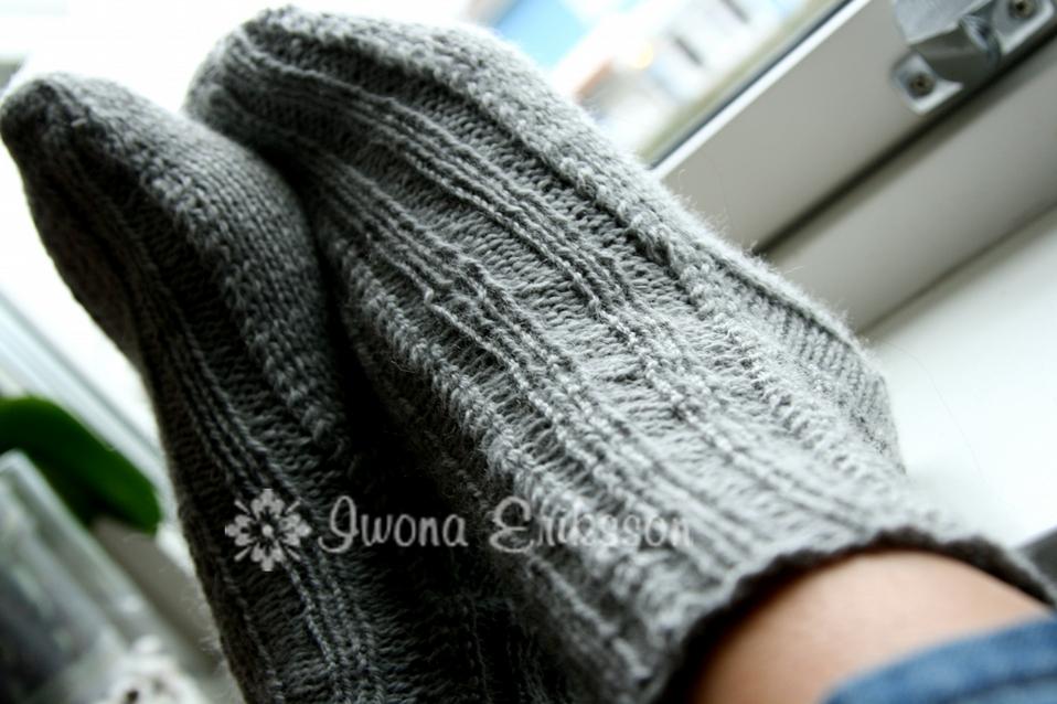 Włóczka: Użyta tutaj włóczka to włóczka firmy Viking of Norway Sportsragg. Typowa włóczka skarpetkowa: 60% wełny, 20% akryl, 20% nylon, 50 g = 100 m, 2 motki w kolorze szarym.