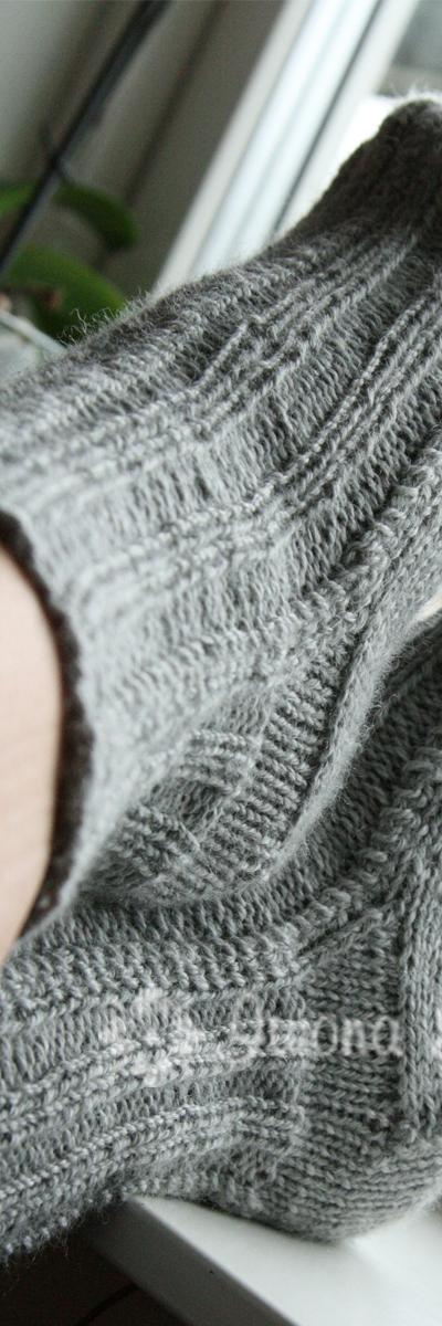 WYKONANIE: Skarpeta 1: Narzucić na druty od palców 16-20-24-28 oczka - (po 8-10-12-14 oczek na jednym drucie i drugim drucie) wybraną metodą pokazaną na video - linki poniżej.