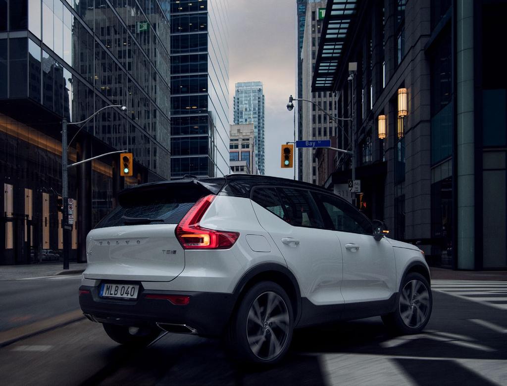 6 I KOŁA ZIMOWE VOLVO KOŁA ZIMOWE VOLVO I 7 DESIGN, KTÓRY PODKREŚLA CHARAKTER SAMOCHODU Oryginalne obręcze Volvo są tak zaprojektowane, by uzupełniały wyjątkowy charakter każdego z modeli.