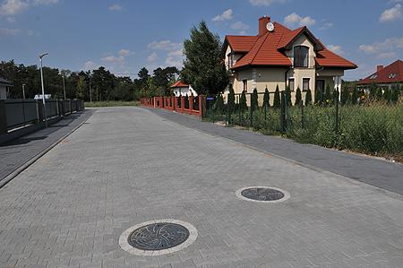 ul. Piwnika W ramach inwestycji wykonawca przebudował te dwie uliczki, które były drogami gruntowymi. Po przebudowie zyskały jezdnię, chodniki, oświetlenie i odwodnienie.
