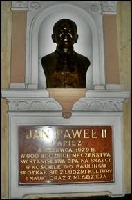 Stanisława bpa, mosiężny, trybowany, częściowo posrebrzony, z orłami po bokach, dar księcia Stanisława Jabłonowskiego (1856) i godłem zakonu paulinów.
