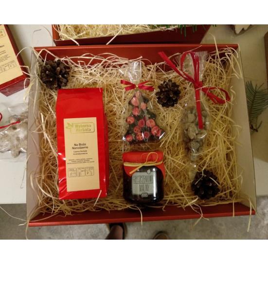 Id: 35 A Choinka z czekolady Maliny w syropie Cukier kandyzowany w celofanie Od 20 szt.