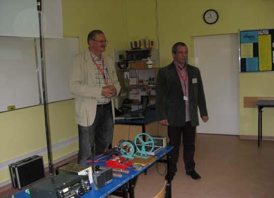 Mariusz SP3DVO zainteresował słuchaczy produkcją energii elektrycznej w zwojnicy i przy pomocy panela fotowoltaicznego. Zainteresowaniem cieszyły się także albumy naszych kart QSL.