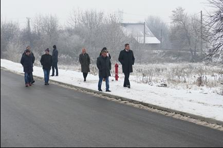 Ulica Wolności. 3. Remont utwardzenia traktu pieszo jezdnego, w sąsiedztwie placówki Caritas pomiędzy ul. 3 Maja, a ul.