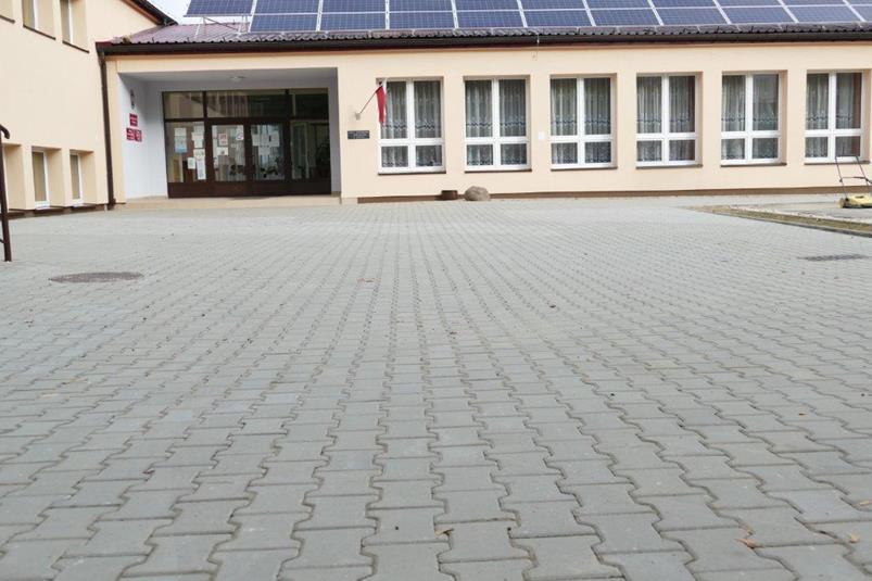 8. Wymiana sieci wodociągowej wraz z przyłączami w ul. Wolności w Proszowicach. Koszt inwestycji 389 936,42 zł.