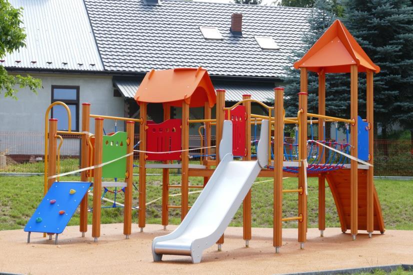 płyty motor, 2. Ogrodzenie placu zabaw. Koszt zadania: 50 000 zł.