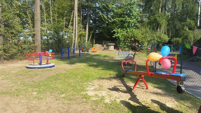 Ponadto doposażono place zabaw na terenie osiedla nr 3. W ramach funduszu osiedlowego przeznaczonego na realizacje zadań w osiedlu nr 3 dokonano następujących wydatków: 1.
