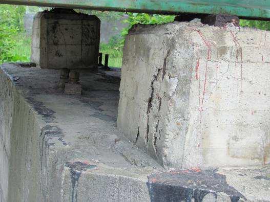 Fot. 7 Ubytki betonu odsłaniające stal zbrojeniową (druga podpora od str. prawego brzegu). 4.