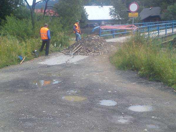 Fot. 11 Uszkodzenie nawierzchni na dojazdach do mostu. 5.