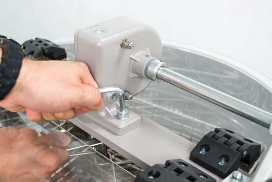 1. Zasady użytkowania Napęd elektryczny MINIMA służy jako zamiennik napędu ręcznego. Po jego zainstalowaniu otrzymujemy miodarkę z napędem elektrycznym, z płynną regulacją obrotów. 2.