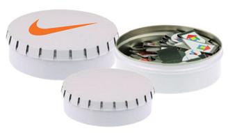 Dostępne w 2 rozmiarach: L i M Rozmiar L (ø76 x 22mm) zawiera 50-100 klipów Rozmiar M (ø53 x 18mm) zawiera 20-50 klipów Minimalna ilość: 300 sztuk L nadruk cyfrowy na wkładce M Ilość: Zgodnie z