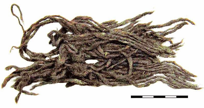 c. Tkanina półwełniana (ryc. 794) Z XIV w. pochodzi tkanina półwełniana (nr 334), tzn. wykonana z lnianej osnowy i wełnianego wątku.