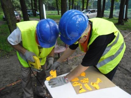 Wówczas spada efektywność pracy, obniżają się morale.