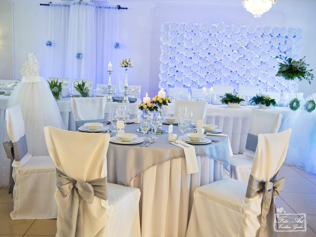 Sala Bankietowa Przyjęcia weselne oraz bankiety organizujemy w eleganckiej, klimatyzowanej Sali o powierzchni 200m 2.