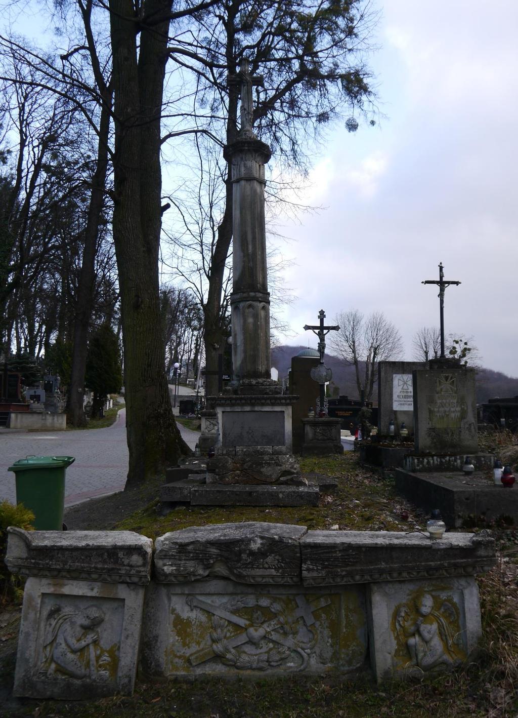 VII. DOKUMENTACJA FOTOGRAFICZNA Fot. 1. Lwów, Cmentarz Łyczakowski, Nagrobek Evelin Beaty z Czackich Hrabiny Karnickiej i Feliksa Szczesnego Hrabiego Karnickiego.