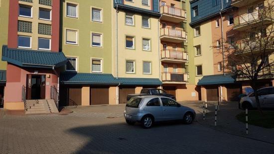 Stan zagospodarowania Działka zabudowana budynkiem mieszkalnym wielorodzinnym w zwartej zabudowie. W pobliżu nieruchomości znajduje się parking ogólnodostępny z dostateczna ilością miejsc postojowych.