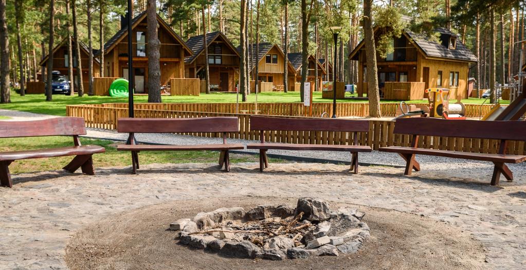 MENU WARIANT I BIESIADA PRZY GRILLU I OGNISKU CENA 80 PLN/OSOBA MIX GRILL I Karkówka, kiełbasa, szaszłyki warzywno -mięsne, surówki, sałatka grecka, pieczone