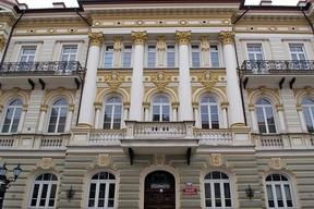 przeprowadzono remont dachu. Obecnie obiekt jest siedzibą Sądu Okręgowego. 53 10'42"N 22 04'41"E na mapie:d Profesor Winiarski (1884-1969), był absolwentem tutejszego gimnazjum.