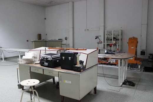 [1] Laboratorium wykonuje rocznie około 700 wzorcowań dla około 50 typów różnych przyrządów i sond stosowanych dla potrzeb kontroli narażenia zawodowego lub monitoringu narażenia ludności i