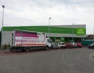 ' Mammobusy Stokrotka włącza się w akcję profilaktyki raka piersi. Przy naszych supermarketach w całej Polsce często można zobaczyć mammobusy, w których wykonywane są specjalistyczne badania.