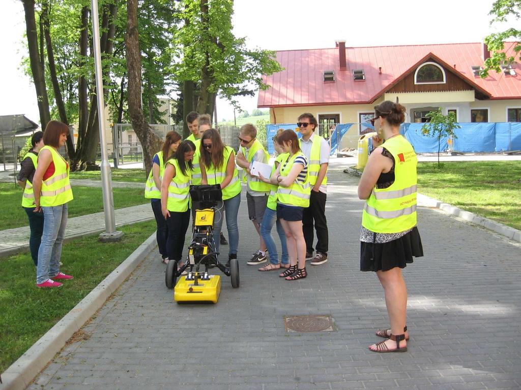 2.2. Metoda elektrooporowa Fot. 1. Georadar DETECTOR DUO włoskiej firmy IDS Źródło: B. Rajchel Metoda elektrooporowa (rezystancyjna) polega na pomiarze oporu elektrycznego badanego ośrodka.