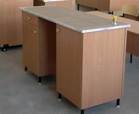 magnetycznych wymiary tablicy: 170x100 cm (złożona), 170x340cm (rozłożona) rama tablicy: wykonana z profilu aluminiowego w kolorze srebrnym, wykończona eleganckimi, popielatymi narożnikami.