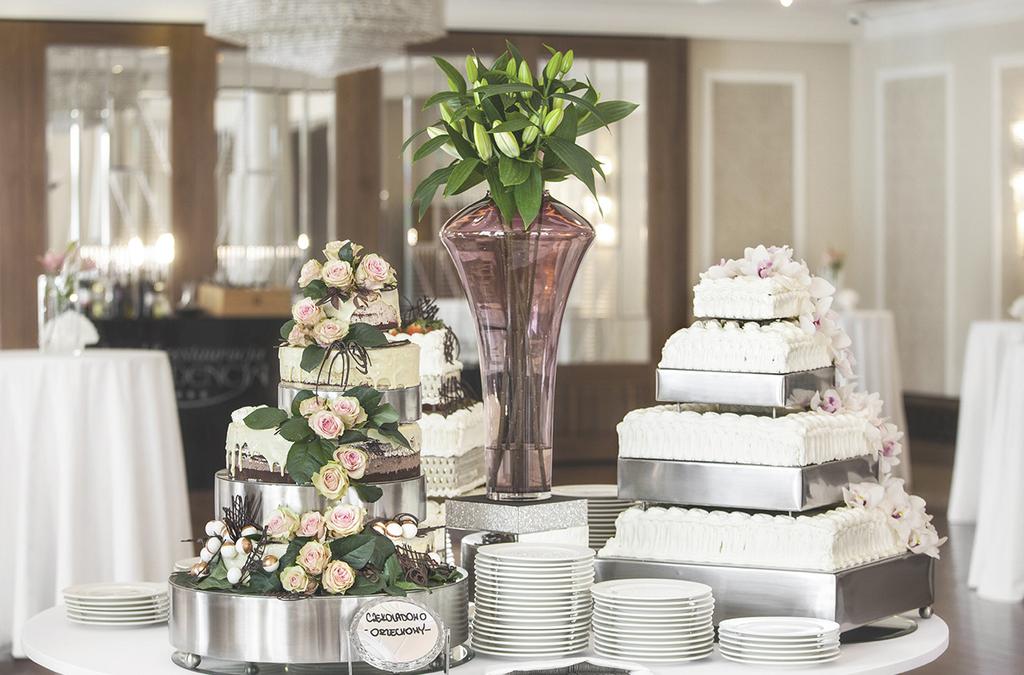 T O RTY MIS TRZA CUKIERNICTWA Lśniące rochery i praliny, oryginalne desery, niebiańsko lekkie bezy i bajeczne torty, które urzekają doborem smaków i estetyką wykonania.