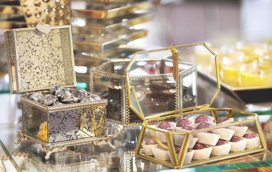 Turkusy, granaty, malachity i opale w słodkich deserach Babeczki z wykwintnym nadzieniem Makaroniki francuskie Bursztyny w crème brûlée Cartier w