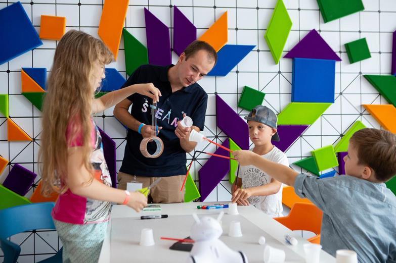 Centralny Dom Technologii to przestrzeń edukacji technologicznej, oferująca interdyscyplinarne zajęcia edukacyjne dla dzieci, młodzieży, osób dorosłych i cyfrowych debiutantów.