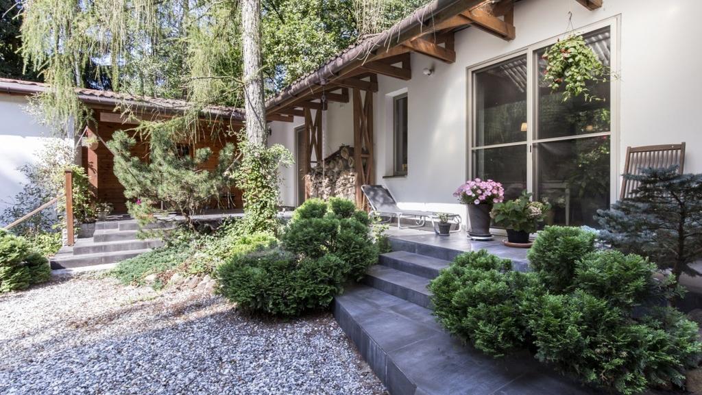 - bedroom - 19 sq m - bathroom - 4,5 sq m - communications space - 6 sq m The floor space is more private. There is a bathroom, 3 adjustable rooms and a balcony.
