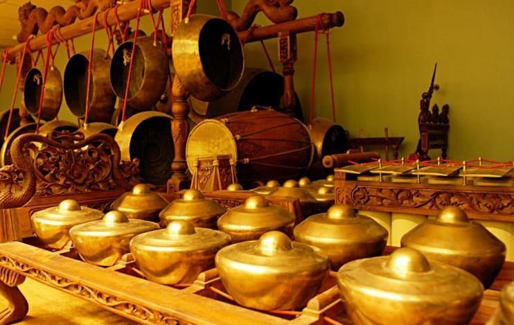 Gamelan Gamelan (z jawajskiego uderzanie ) to jak już sama nazwa sugeruje orkiestra złożona głównie z instrumentów perkusyjnych: metalofonów (w postaci gongów i instrumentów sztabkowych wykonanych