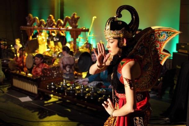 Warsaw Gamelan Group Jest pierwszym w Polsce zespołem prezentującym jawajską muzykę gamelanową. Grupa powstała w 2001 roku na bazie zespołu warsztatowego działającego przy Instytucie Muzykologii UW.