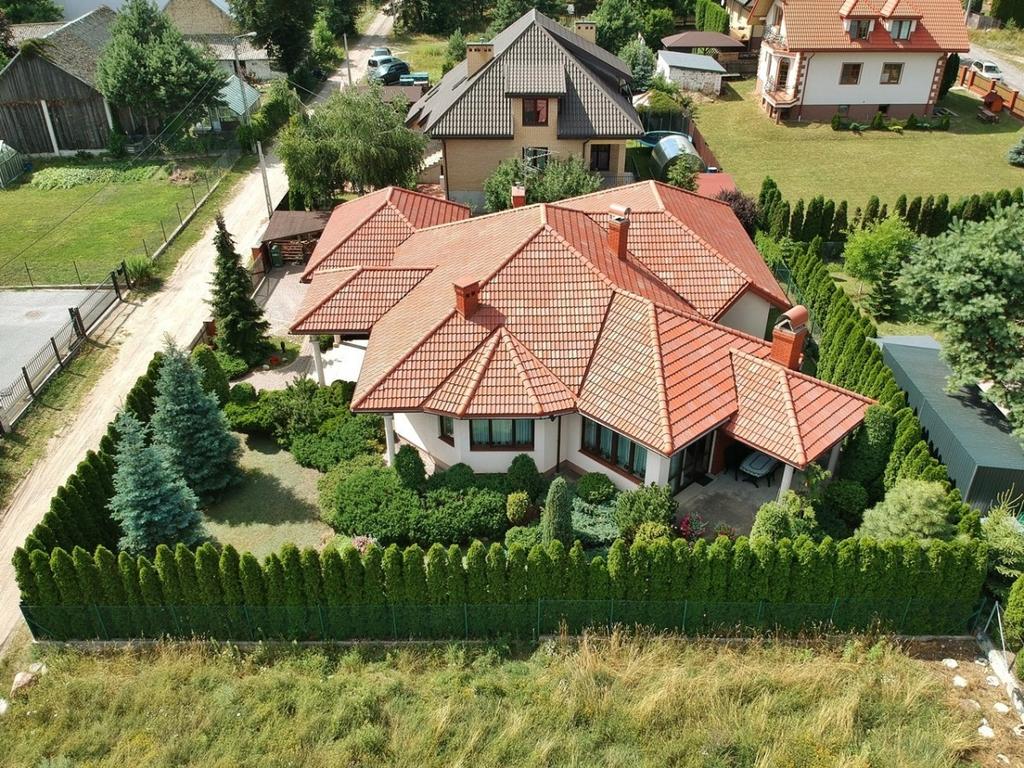 przejażdżki rowerem. Niewielka działka wokół domu pochłania minimum czasu w codziennym życiu. Idealna dla ludzi ceniących sobie komfort.