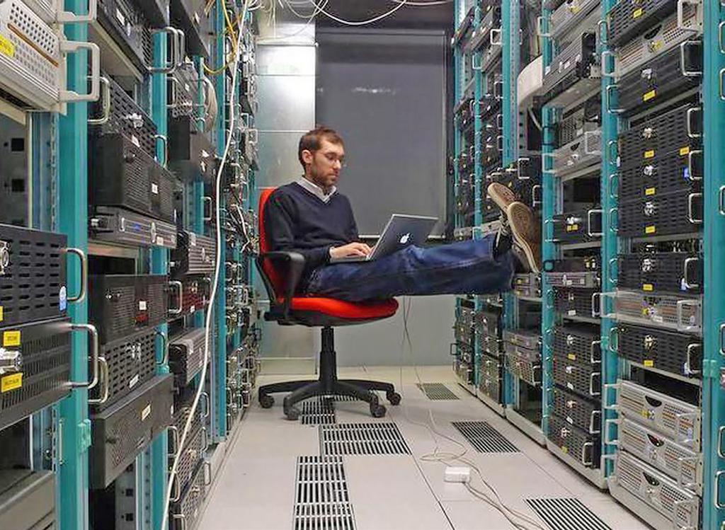 Sieci Ethernet w przemyśle. Modyfikacje dla potrzeb aplikacji przemysłowych Rywalizowanie o dostęp do łącza w Ethernecie W sieciach Ethernet urządzenia rywalizują o dostęp do łącza fizycznego.