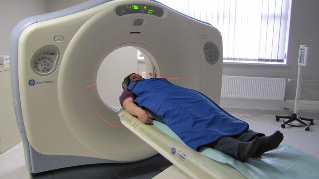 TOMOGRAFIA KOMPUTEROWA Istotą tej techniki jest tworzenie warstwowych obrazów dowolnego narządu o wysokiej rozdzielczości poprzez wykonywanie szeregu zdjęć rentgenowskich i ich obróbki komputerowej.
