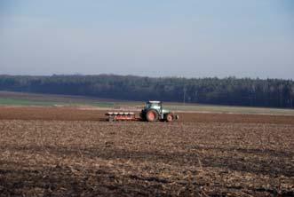 Urodzajna gleba i wyższe plony kukurydzy dzięki próchnicy glebowej Nowe i bardzo wysokoplonujące odmiany kukurydzy mają również wysokie wymagania co do żyzności gleby i ilości pobieranych składników
