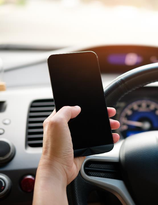 Czasami zdarza się, że kierowcy racjonalizują sobie swoje zachowania i tłumaczą, że odbierają telefon, bo jest w zasięgu ręki leży na siedzeniu, na półce na desce rozdzielczej, jest w uchwycie, więc