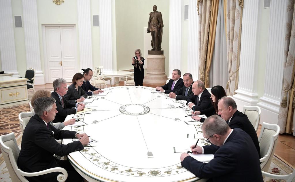 MOSKWA, PAŹDZIERNIK 2018 R. ROZMOWY DORADCY PREZYDENTA USA DS. BEZPIECZEŃSTWA NARODOWEGO JOHNA BOLTONA Z PREZYDENTEM ROSJI WŁADIMIREM PUTINEM. ŹRÓDŁO: KREMLIN.