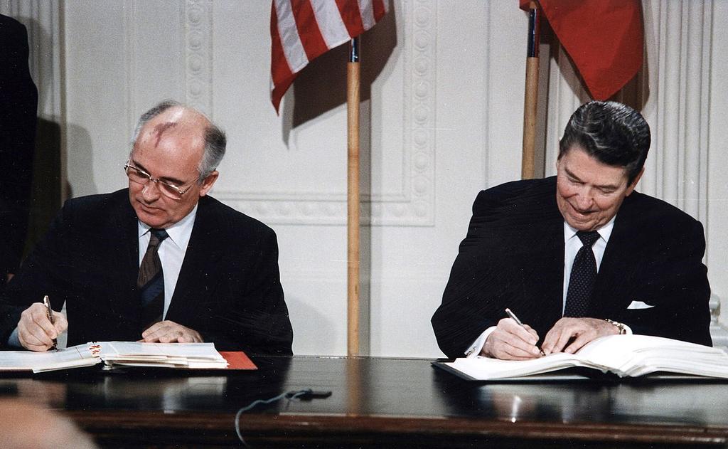 WASZYNGTON, 8 GRUDNIA 1987 R. PODPISANIE TRAKTATU INF PRZEZ PRZYWÓDCÓW USA (RONALD REAGAN) I ZSRS (MICHAIŁ GORBACZOW).