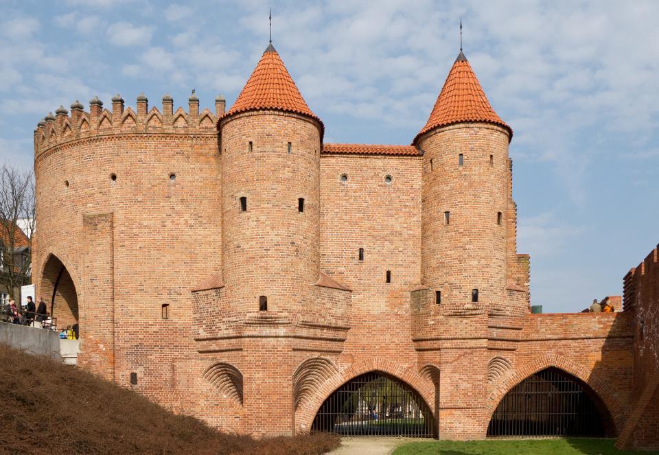 (4 pkt) Obejrzyj zdjęcia budowli i urządzeń charakterystycznych dla średniowiecznego miasta, podpisz je