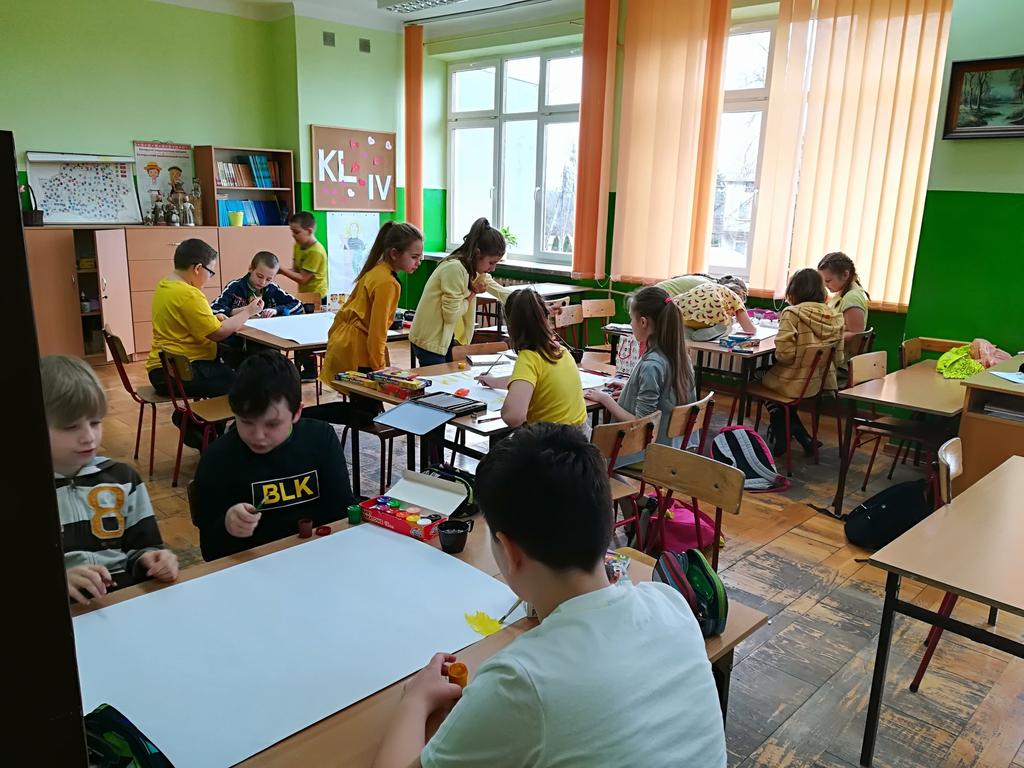 błękitny, fioletowy, ciemny niebieski, zielony, biały, czerwony Uczniowie przyszli do szkoły ubrani na