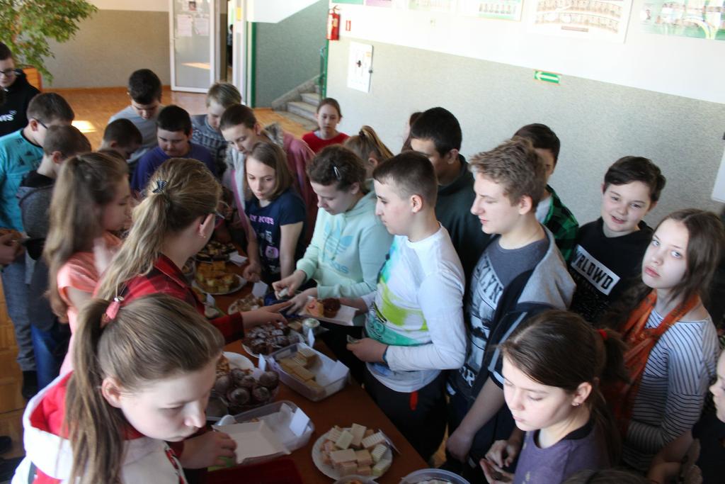 Urządziliśmy kiermasz ciast W dniu 23 marca w naszej szkole było bardzo słodko! Babeczki, szyszki, serniki, kokosanki Palce lizać!