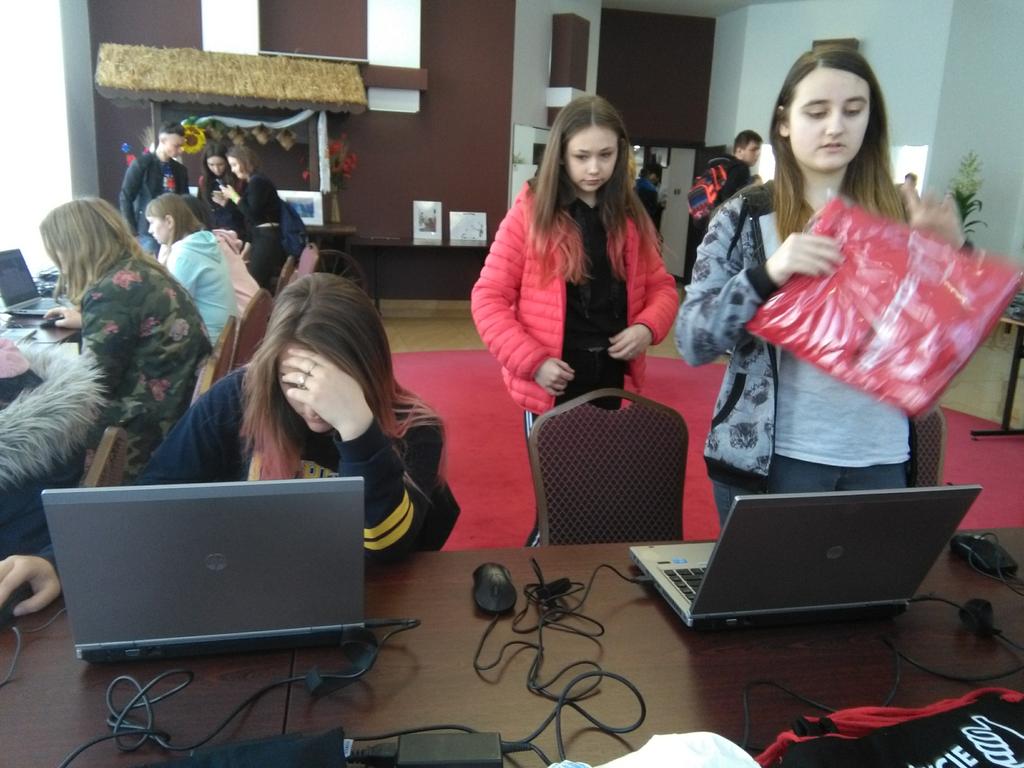 Uczniowie poznali oferty kształcenia techników i szkół branżowych oraz odbyli spotkana mentoringowe z pracodawcami Wypełniali testy predyspozycji zawodowych - otrzymali w zamian bluzy sportowe