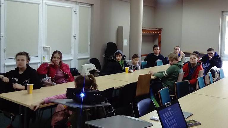 żubra naturze i jego ochronę Po zajęciach uczestnicy uczyli się i bawili na stanowiskach edukacyjnych w Pawilonie Edukacyjnym Druga grupa uczniów (kl 6) zapoznała się