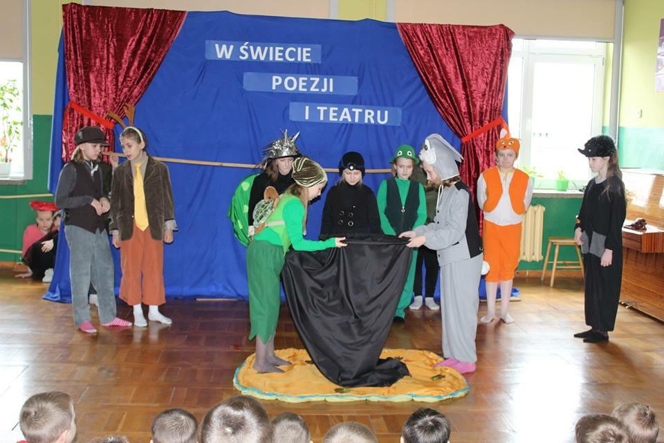 przeniosły się w zaczarowany świat poezji i teatru Mogły obejrzeć przedstawienie "O jeżyku, który szukał