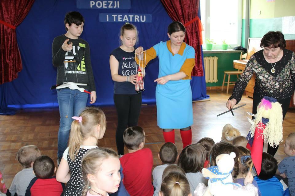 dzieci z grupy 5-latków Wysłuchały również wierszy Jana Brzechwy i Juliana Tuwima z oprawą sceniczną w