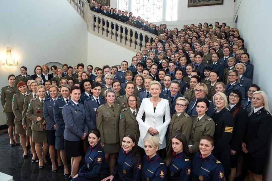 Pani Prezydentowej podobał się nasz ubiór, mundury. Szczególnie chwaliła nasze spódniczki.